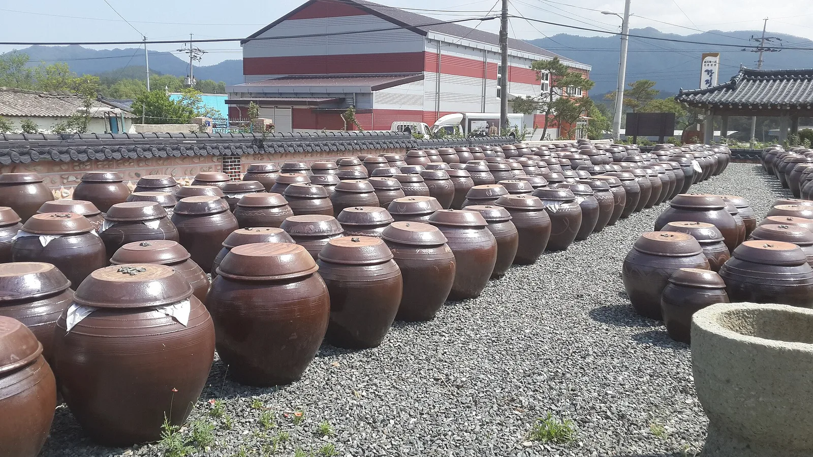 산을 배경으로 마당을 채운 장독