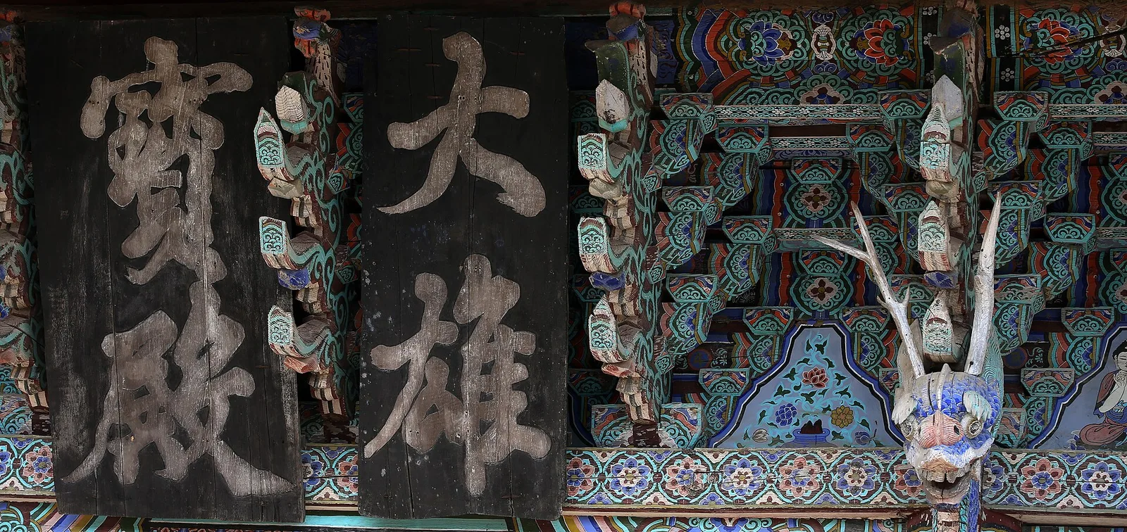 사찰 기둥과 단청의 세부