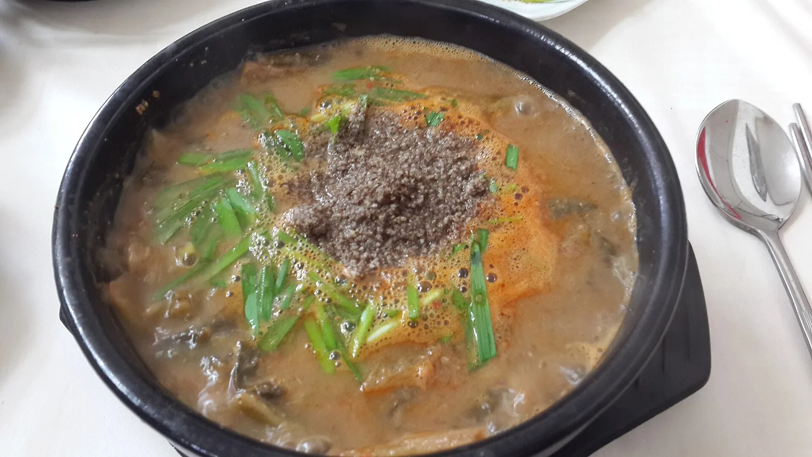 파와 들깻가루를 올린 추어탕
